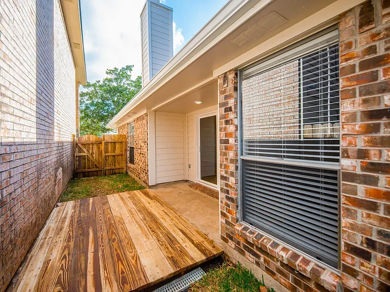 121 Coffee Ln — Photo 29