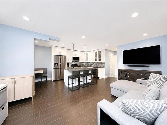 4th image of 365 Bay 8th St #1B