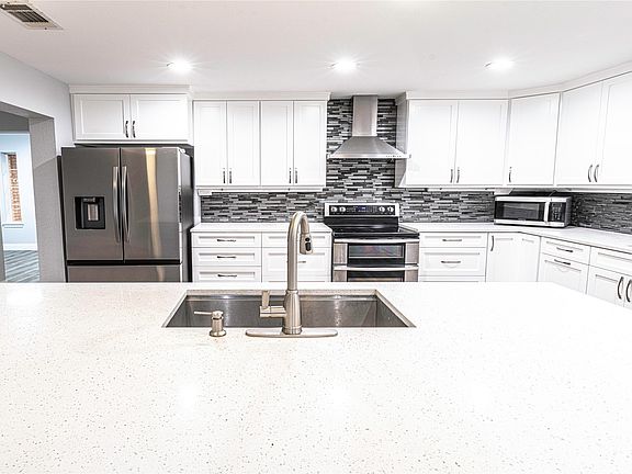 5th image of 2201 Bradford Dr