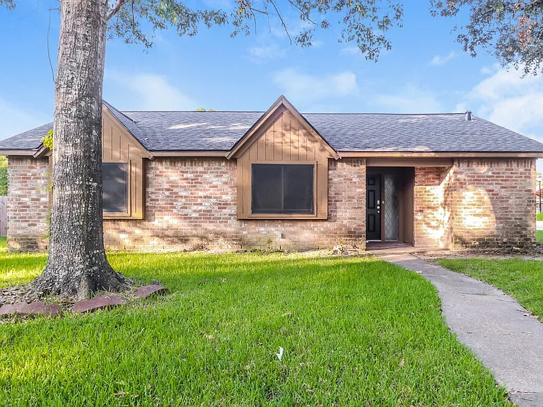 4714 Glendower Dr — Photo 1