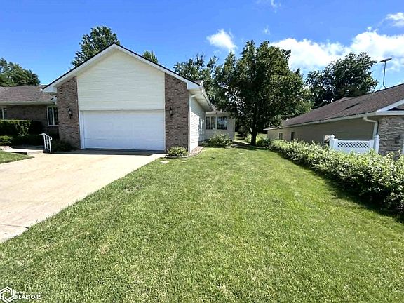 3rd image of 16 Weaver Dr