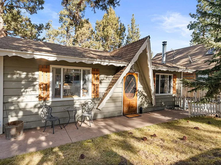 135 E Mojave Blvd — Photo 1