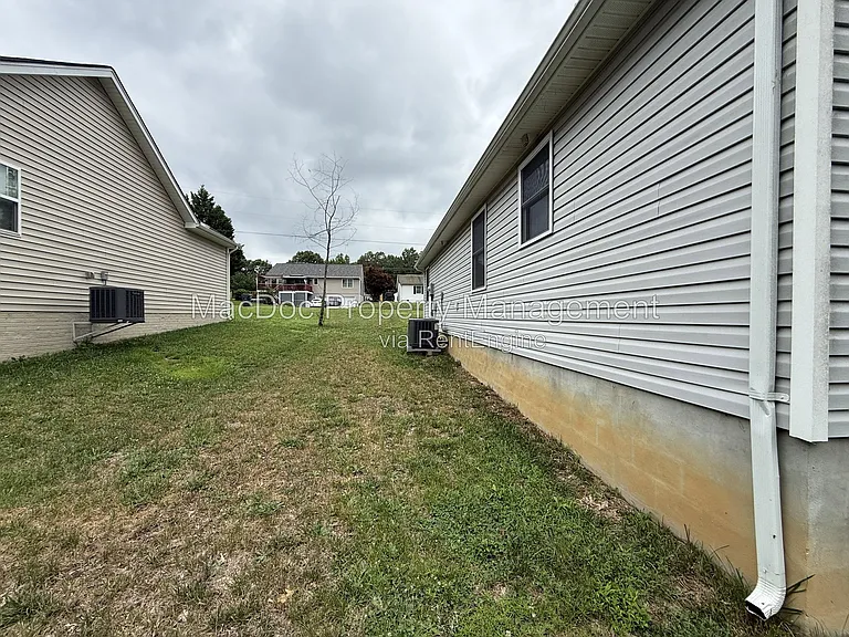 77 Lakeview Dr — Photo 36