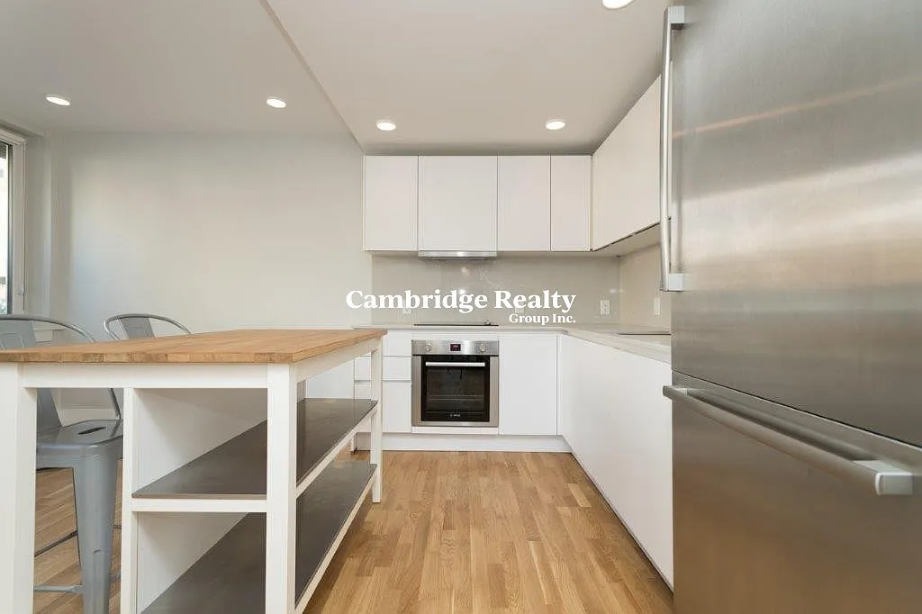 3 bed, 2.0 bath, 844 sqft, $4,600 — Photo 3