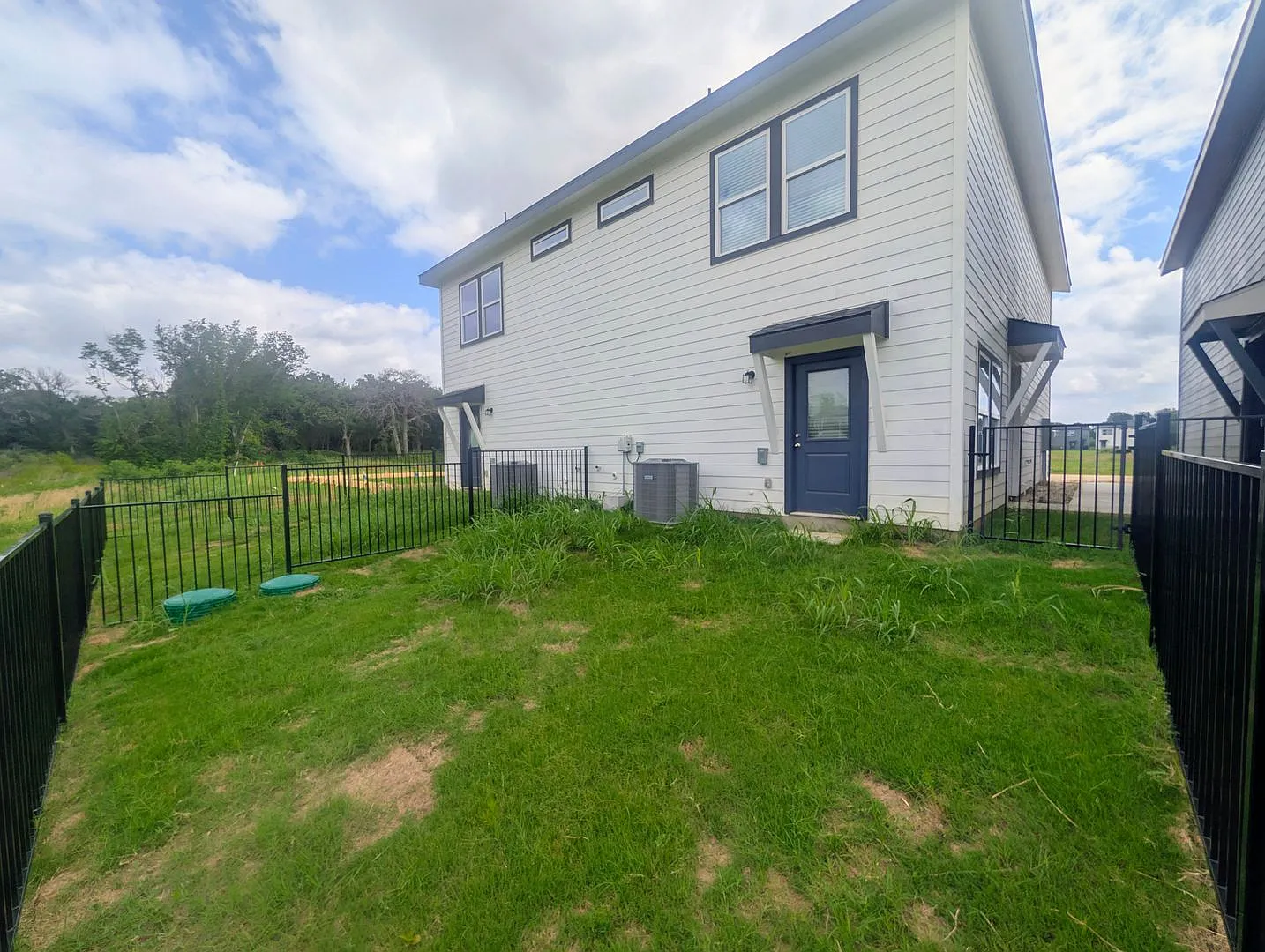 Brand New Duplex in New East Parks Community — Photo 3