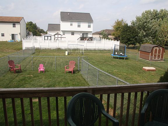 Double fenced yard w/deck