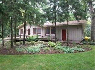 905 Hickory Rd, Woodstock, IL 60098