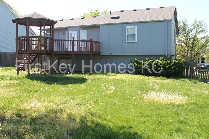 2nd image of 210 W Laredo Trl