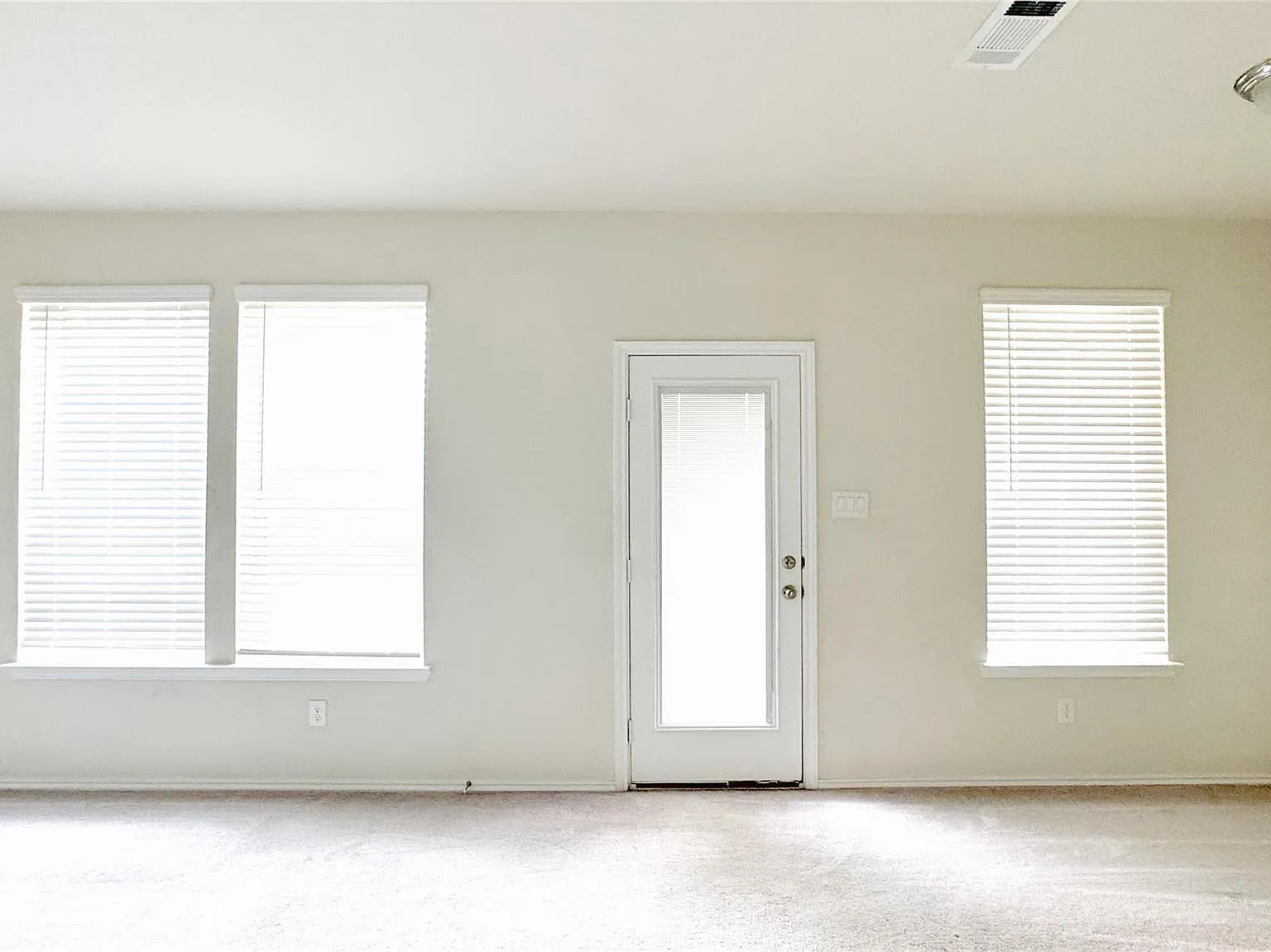 4 bed, 3.5 bath, 2435 sqft, $2,995 — Photo 4