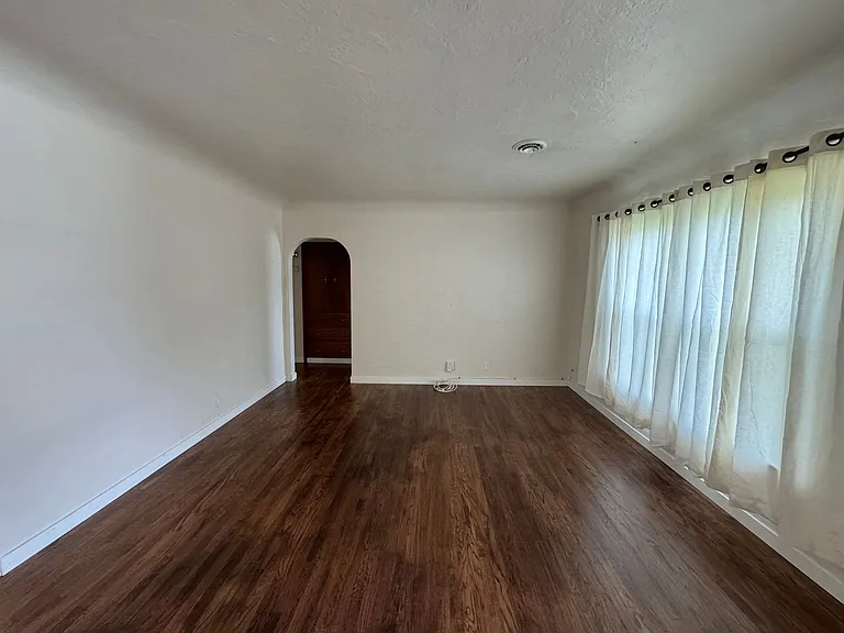 2530 Gettle St — Photo 3