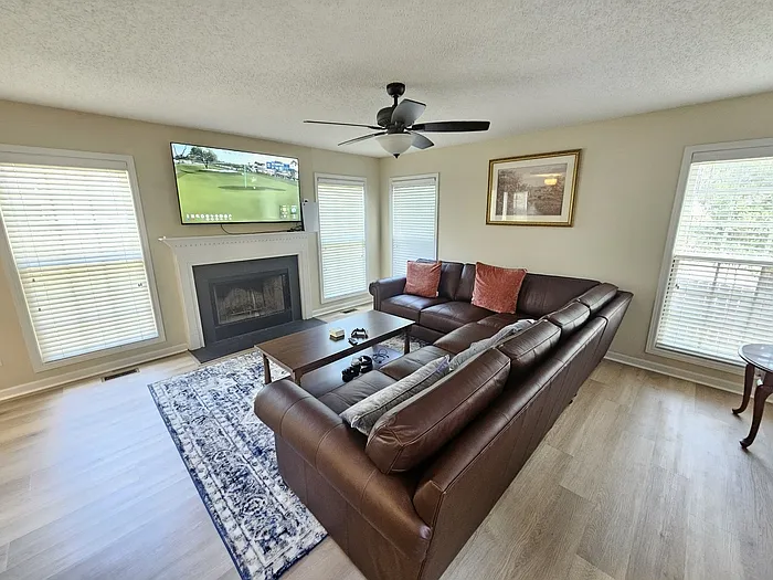 207 Hope Creek Dr — Photo 3