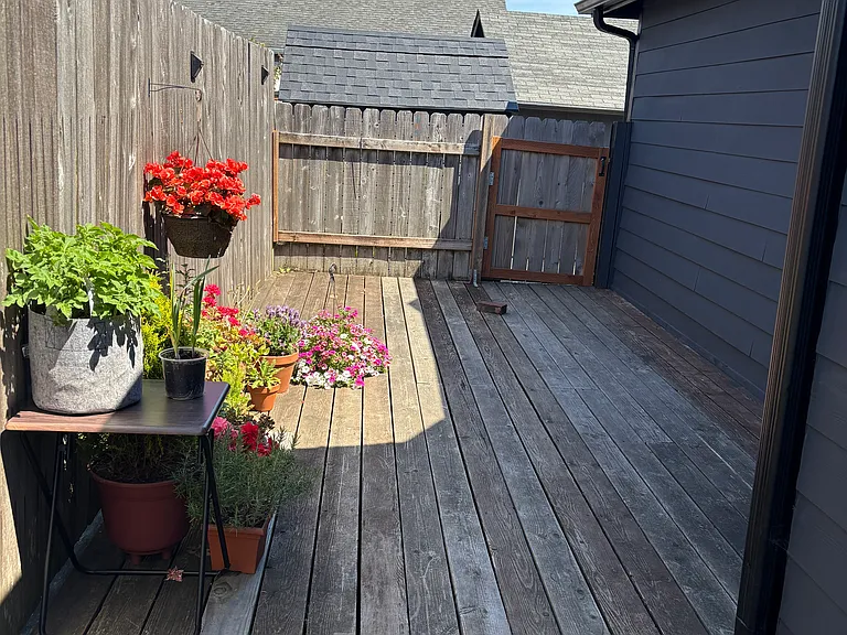 664 Delaware St — Photo 11
