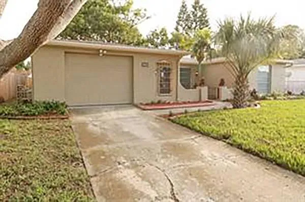 7401 Oak Crest Dr — Photo 1