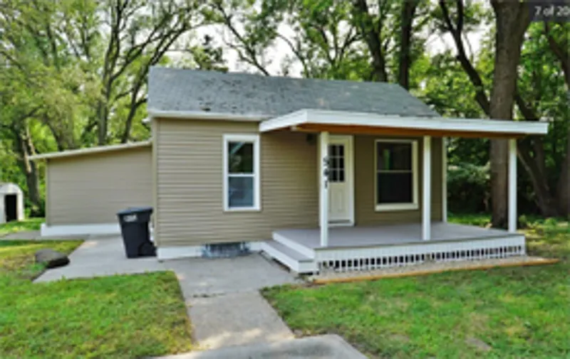 3 bed, 1.0 bath, 1032 sqft, $1,549 — Photo 1