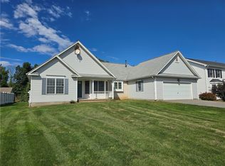 735 Whistlers Cove Ln, Rochester, NY 14612