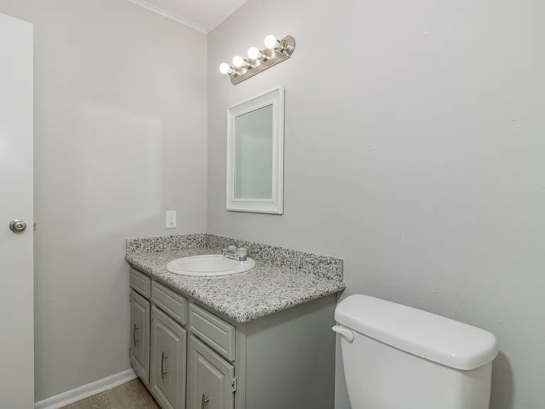 721 N State St — Photo 9
