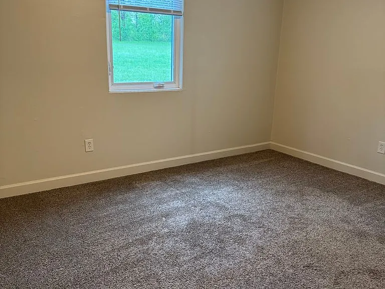 Colonial Apartments — Photo 8