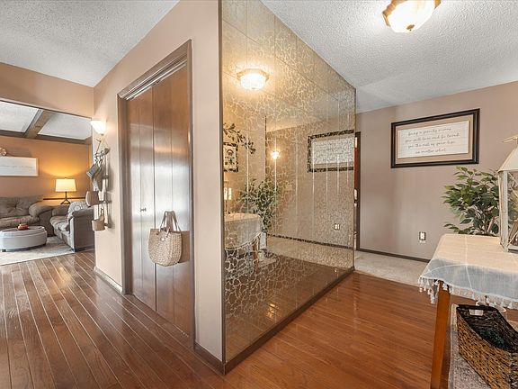 4th image of 617 W 4th St