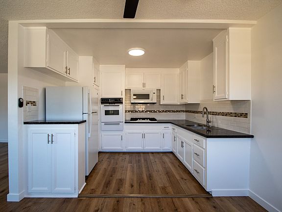 5th image of 6512 Woodman Ave APT 9