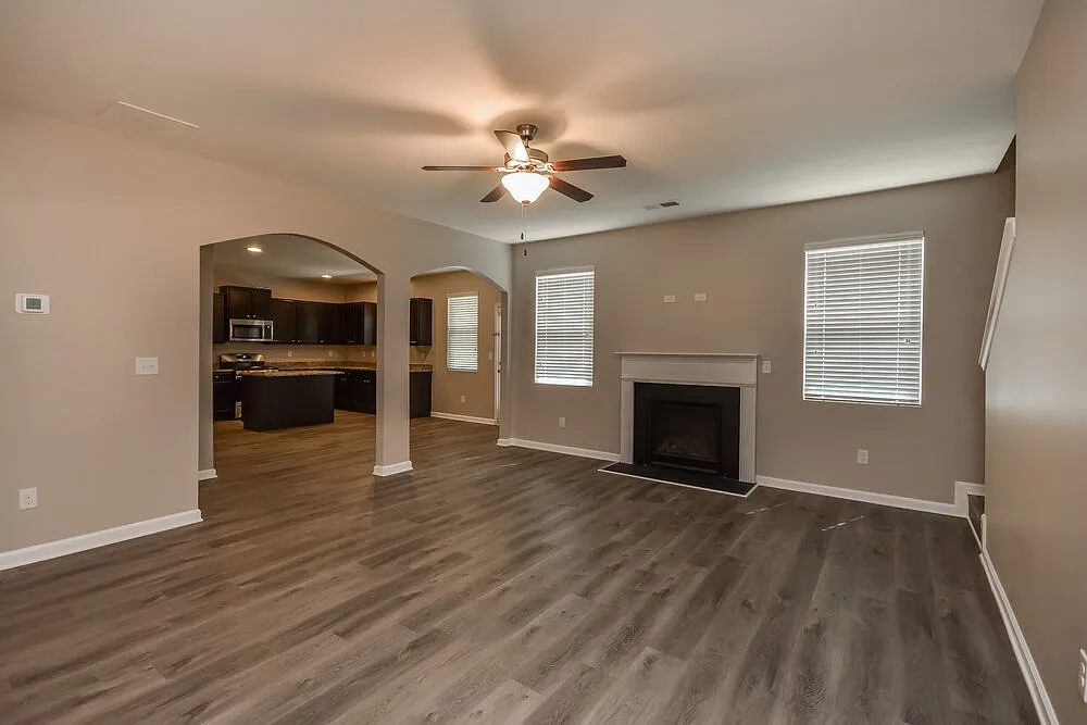 4 bed, 2.5 bath, 2291 sqft, $2,435 — Photo 4