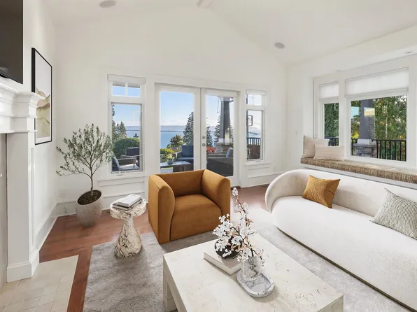 2623 Lawson Ave, West Vancouver, BC V7V 2G3