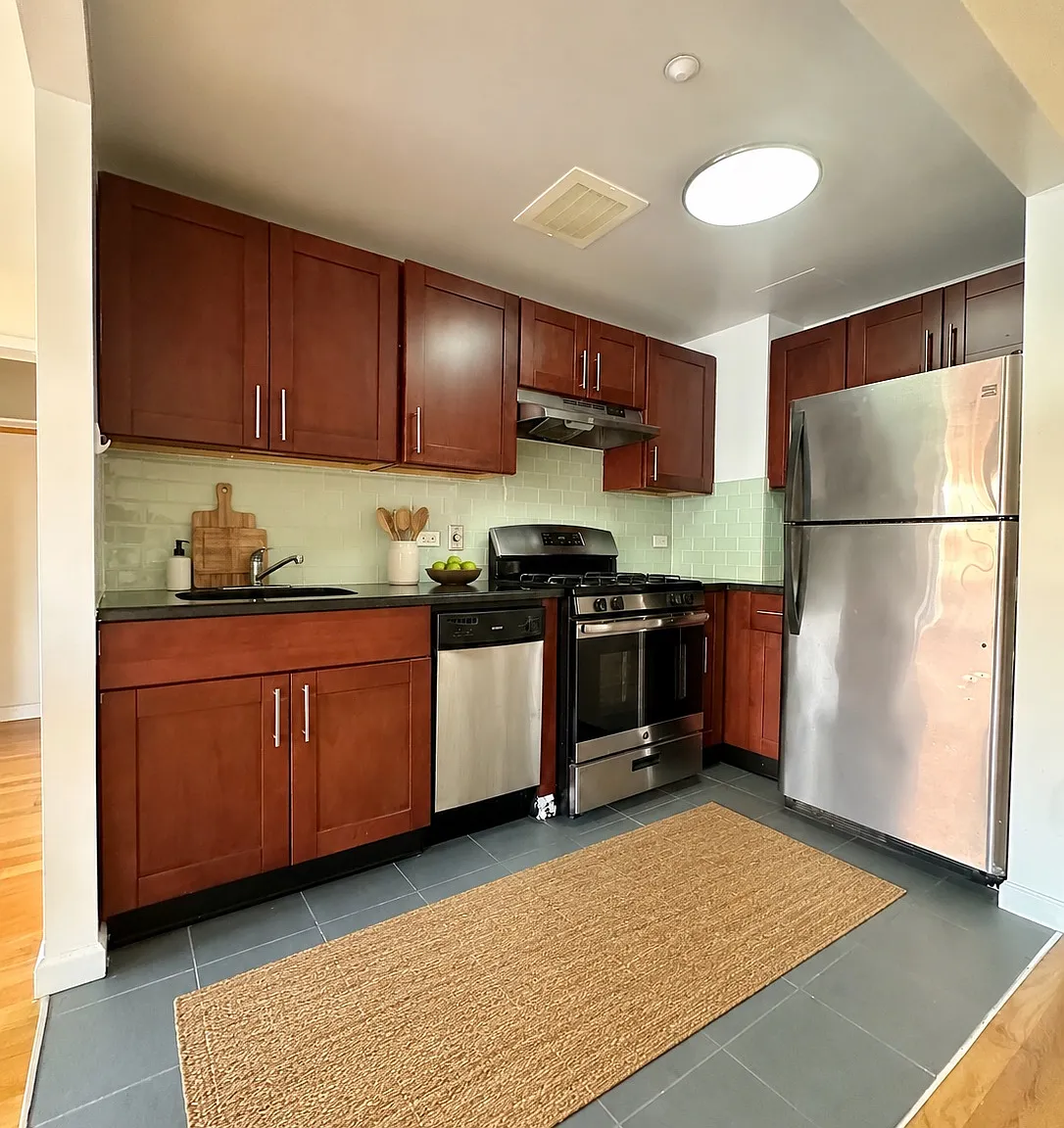 4469 Broadway — Photo 2