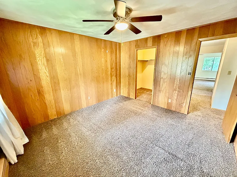 Spacious 2 Bedroom 1 Bathroom! — Photo 9