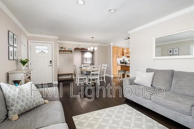4 bed, 2.0 bath, 2000 sqft, $4,500 — Photo 3