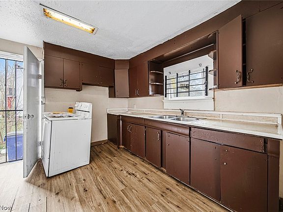 5th image of 798 E 100th St