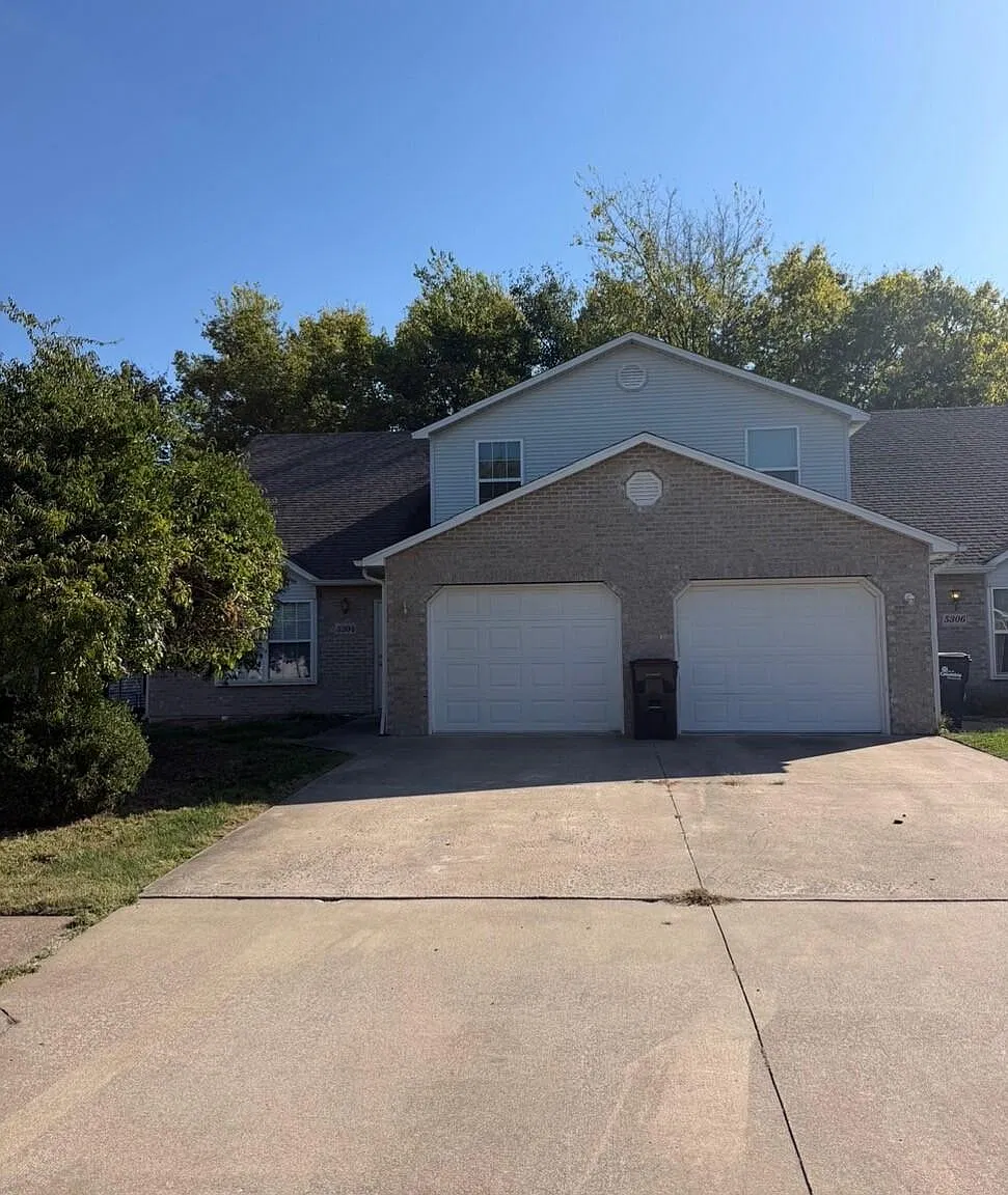 4 bed, 2.0 bath, 3218 sqft, $1,800 — Photo 1