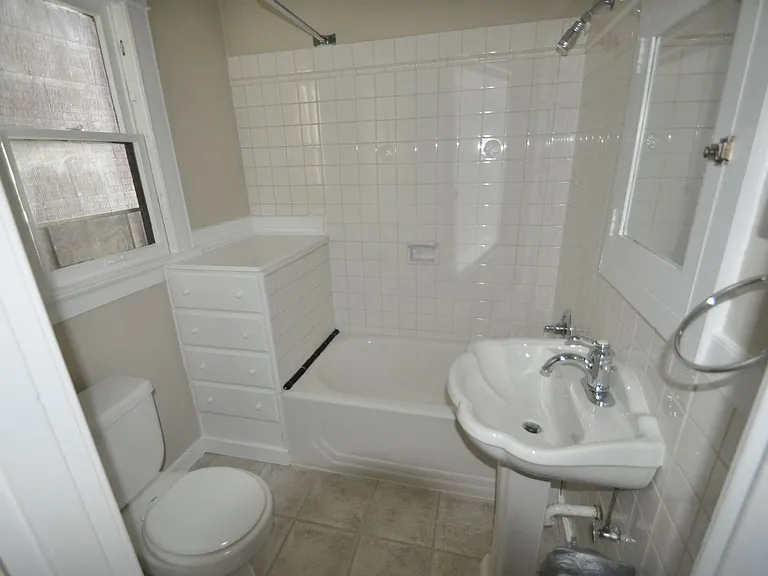 220 Belmont Ave E — Photo 10