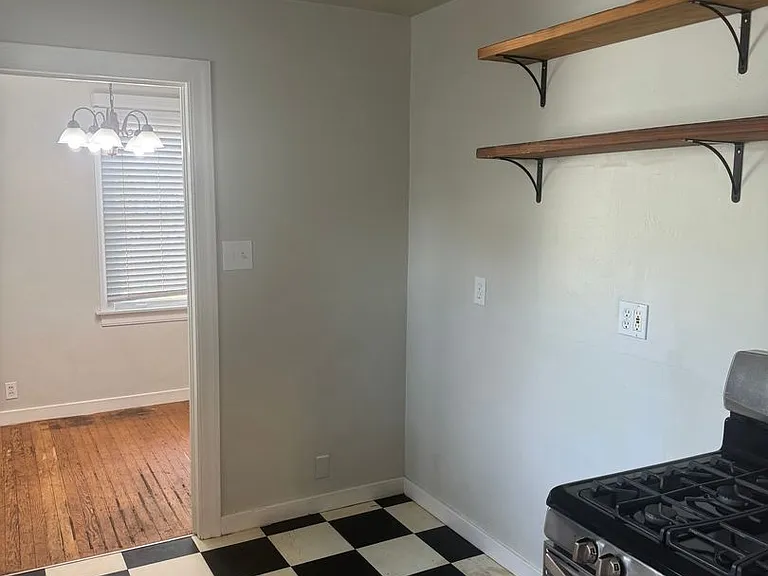 2572 Russell St — Photo 8