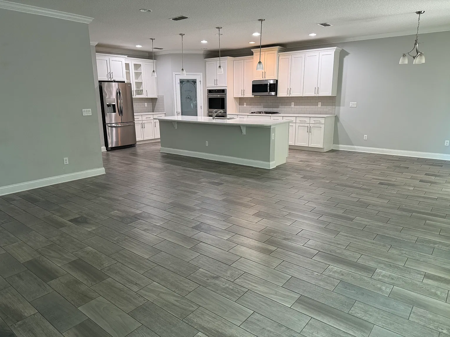 4 bed, 2880 sqft, $2,900 — Photo 2