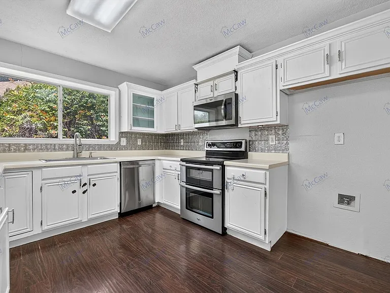 7001 Bentley Ave — Photo 11