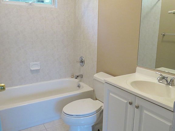 5th image of 25 Dickens Ave