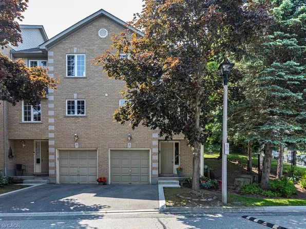31 Moss Blvd #1, Hamilton, ON L9H 7A6