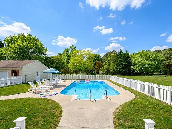 3rd image of 25714 Edgeview Rd