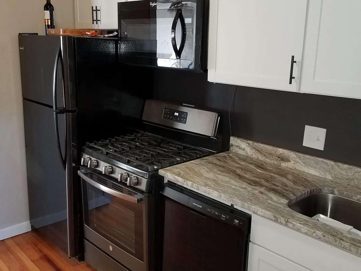 1 bed, 950 sqft, $1,599 — Photo 2