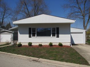 1104 Lakewood Rd, Elgin, IL 60123