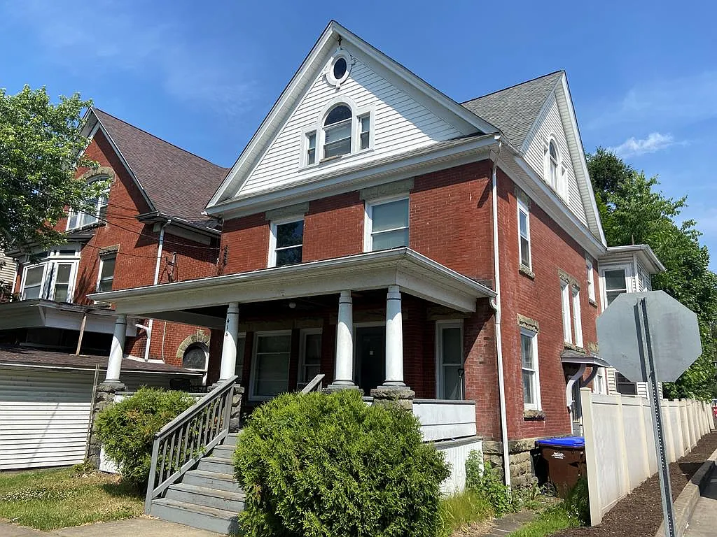 Photo 1 of 5 - 414 11th St #2B - Franklin, PA Primary Photo - 414 11th St #2B