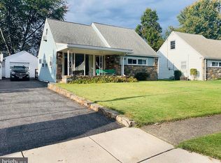 909 Hawthorne Ave, Secane, PA 19018