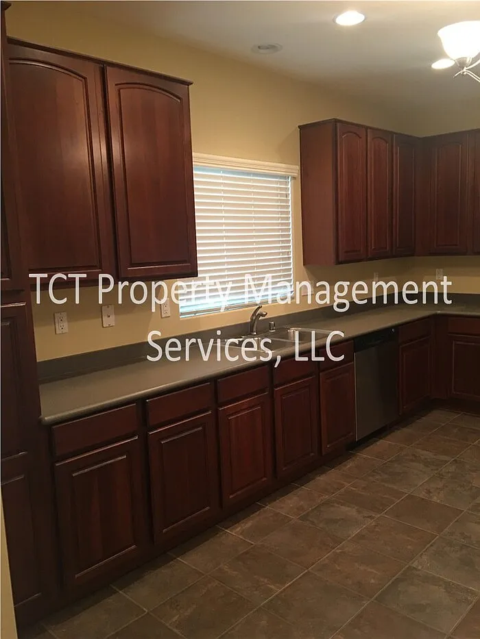 3 bed, 2.5 bath, 1262 sqft, $2,000 — Photo 2