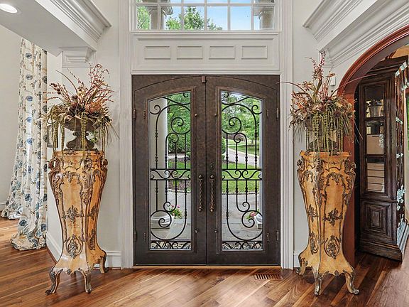 5th image of 2317 Victoria Park Ln