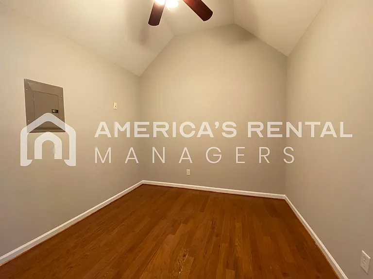 2819 Southwood Ln — Photo 6