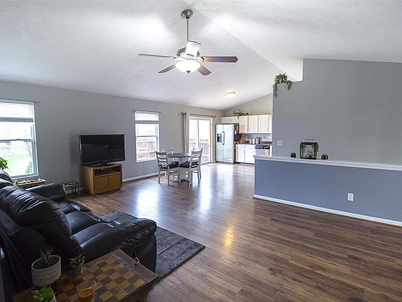 2nd image of 600 Bay Pl