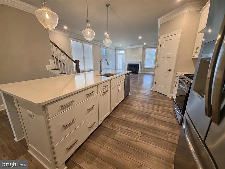 3 bed, 2.5 bath, 2071 sqft, $2,800 — Photo 3