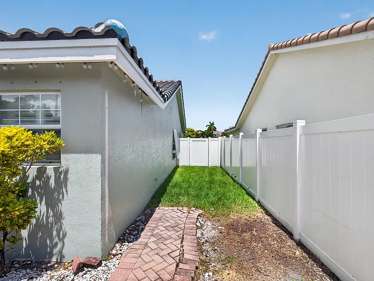 4481 NW 20th Ave — Photo 38