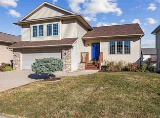 6 Ambrose Ct, Coralville, IA 52241
