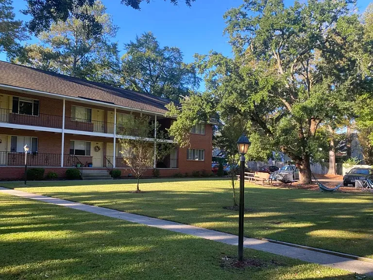 Elm Villa Apartments — Photo 5