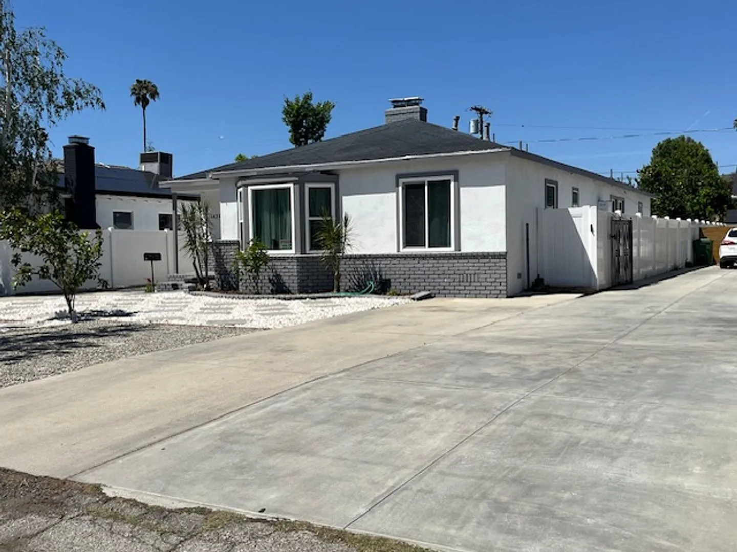 Beautiful Pool Home in Prime Van Nuys Location 3 Bed / 2 Bath — Photo 2